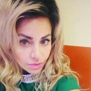 Meet your Posher, Dina